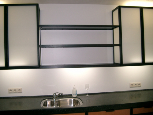 keukenkasten met melkglas