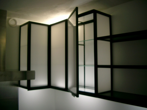 keuken van staal met melkglas